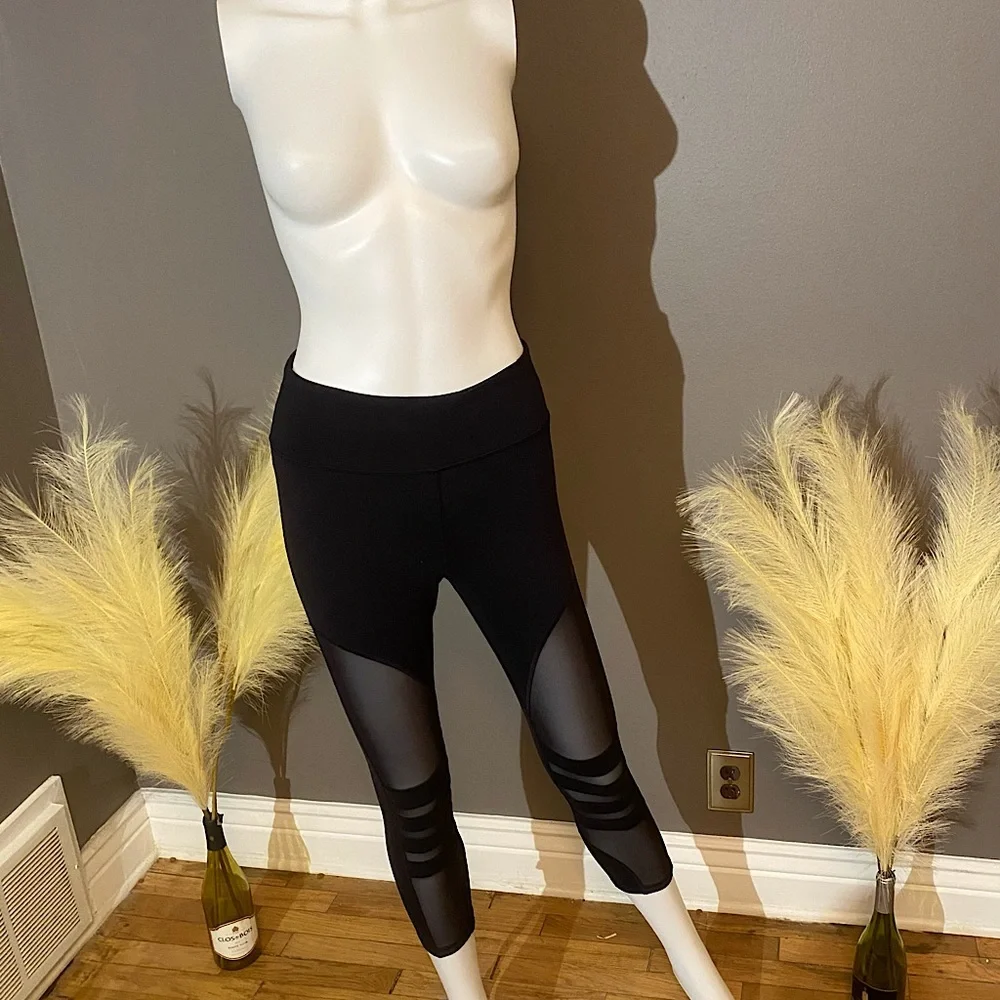 Sexy Cropped Cut Out  Leggings - Picture 2 of 5